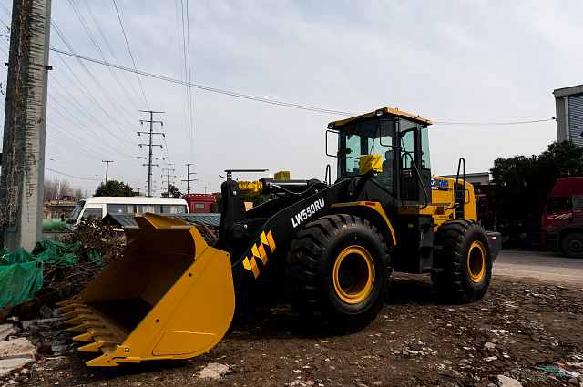 Фронтальный погрузчик LW550RU